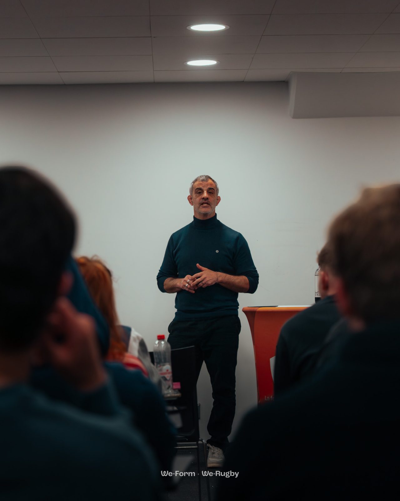 Un formateur We-Form face au groupe en séminaire
